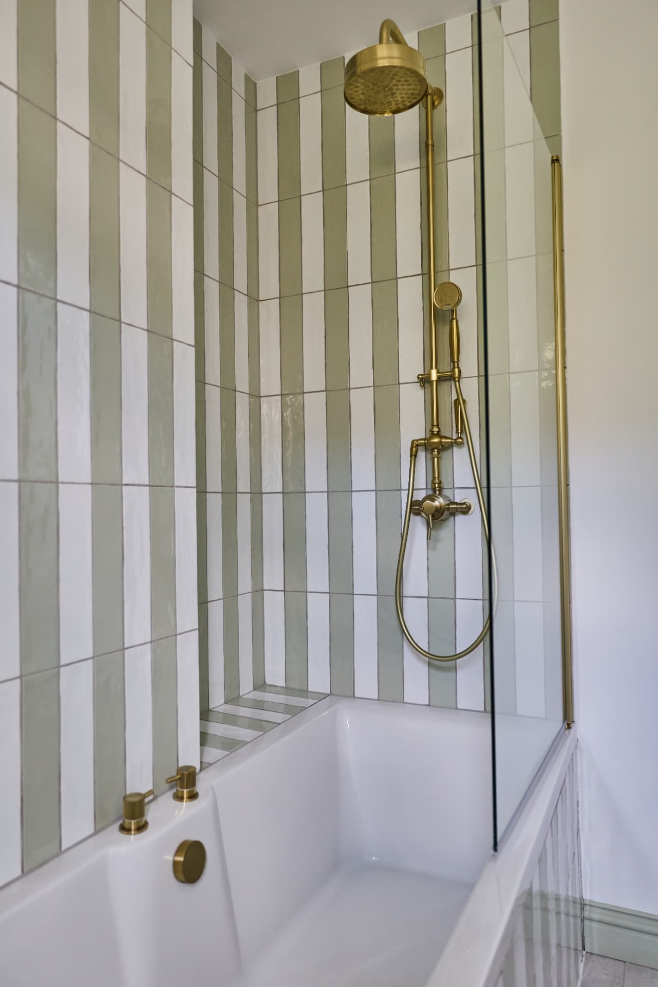 Shower-over-bath finish at Cambridge Terrace